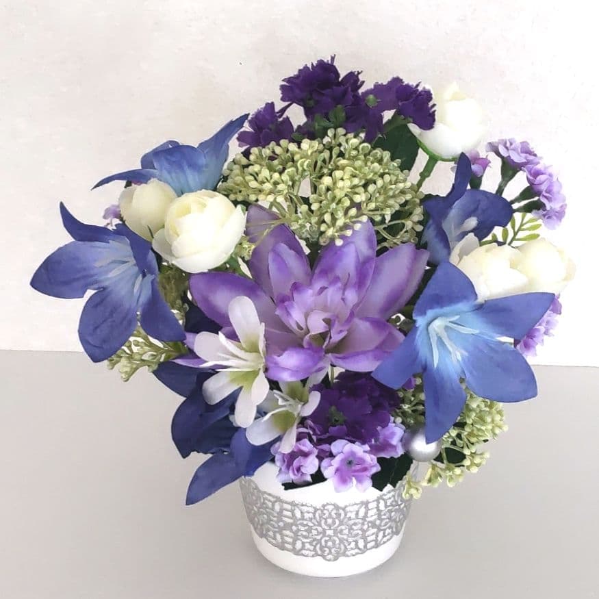 ♕* 人気の蓮がメイン♬ 紫▪ 青▪ 白 の上品な造花仏花アレンジメント ♧*