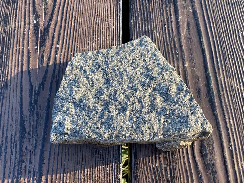 超貴重・岩手県遠野産 「遠野の銘石 角閃石」原石 1.4キロ・送料無料（＃16）