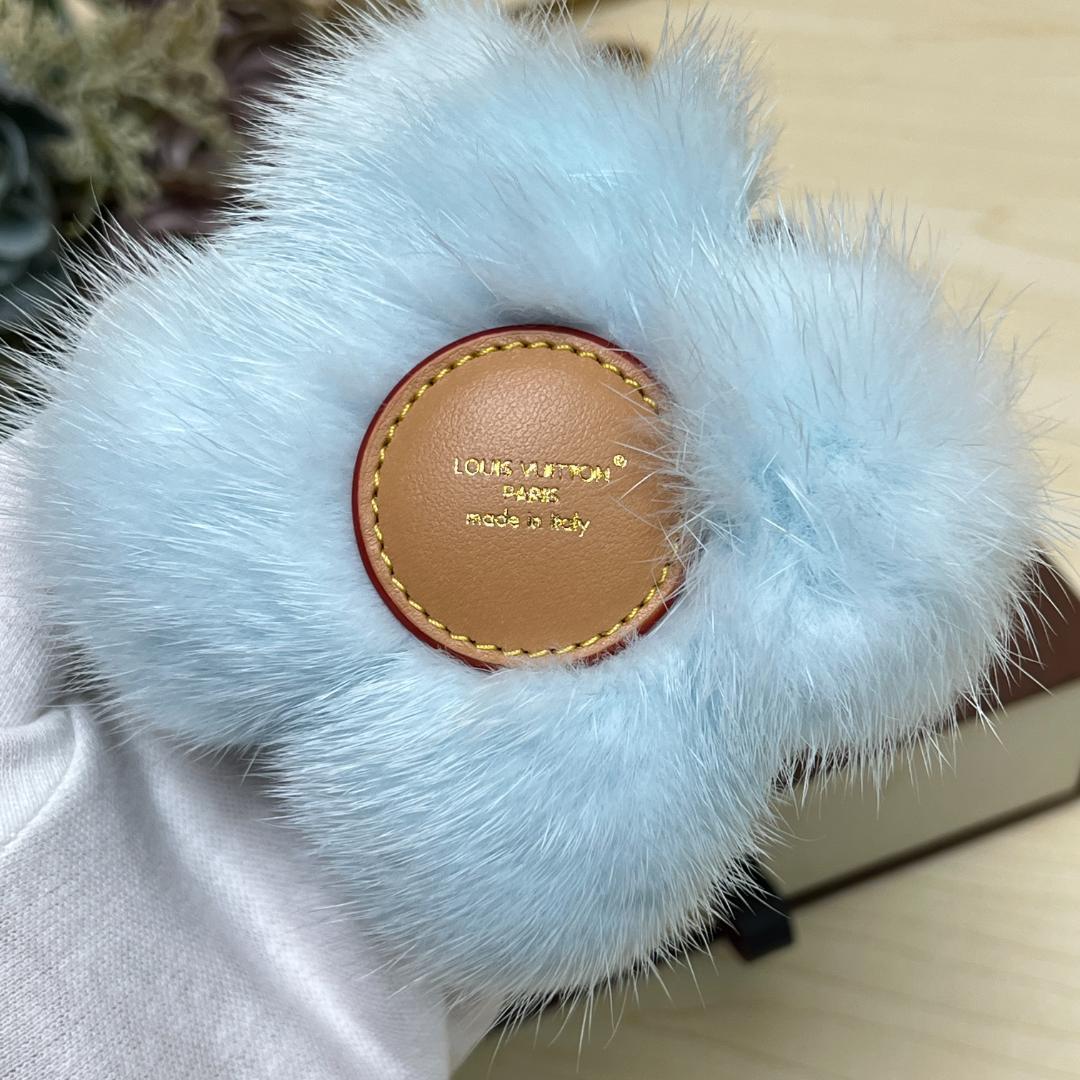 ルイヴィトン ヴィヴィエンヌ ファー 水色 スキー キーホルダー キーリング