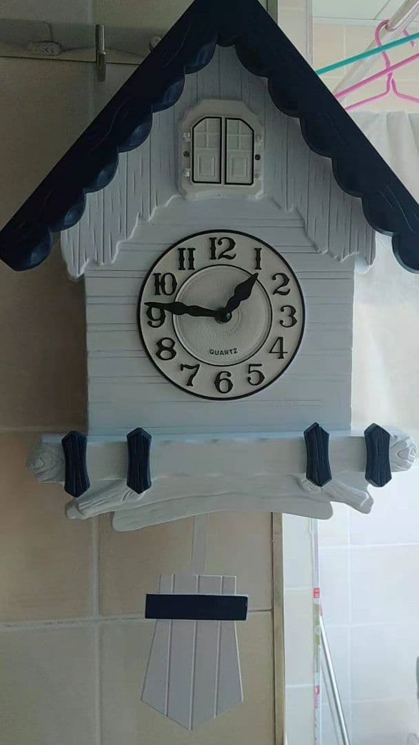 掛け時計カッコウが鳩時計を鳴らす