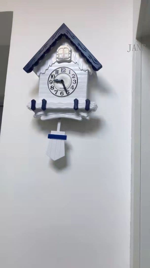 掛け時計カッコウが鳩時計を鳴らす