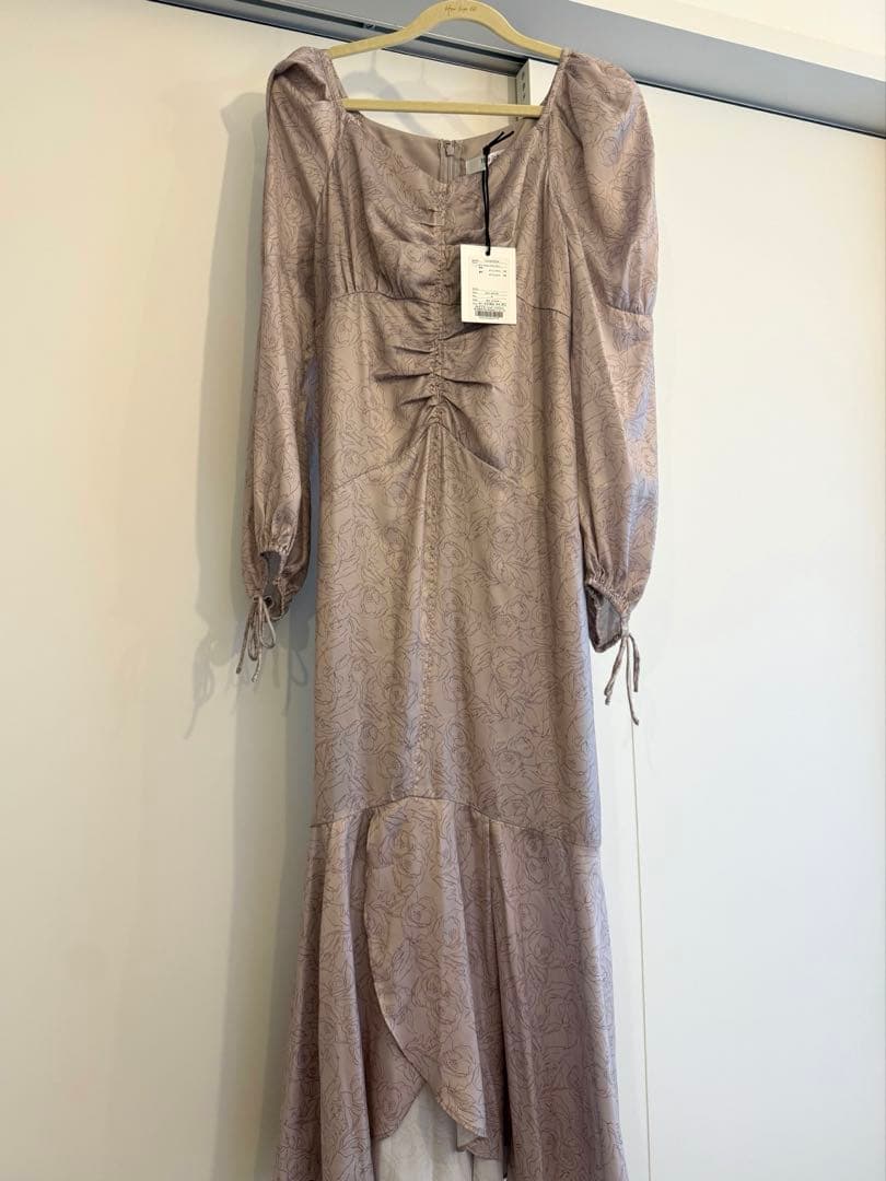 新品タグ付き☆Herlipto Rosa Ruched Satin Dress