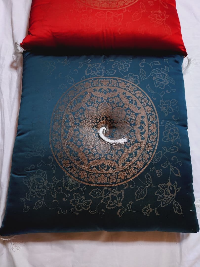 【新品　未使用】高級婚礼座布団　刺繍　深緑、赤　2枚組