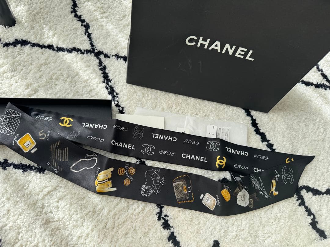 新品 CHANEL プリントスカーフ ブラック・ゴールド