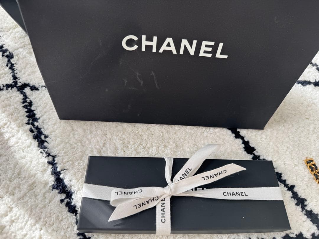 新品 CHANEL プリントスカーフ ブラック・ゴールド