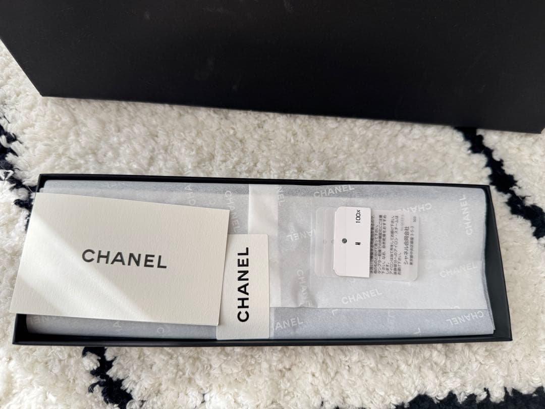 新品 CHANEL プリントスカーフ ブラック・ゴールド