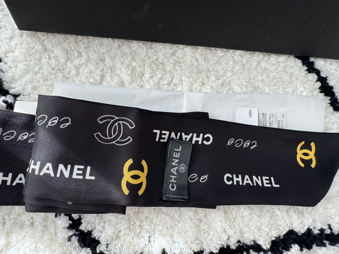 新品 CHANEL プリントスカーフ ブラック・ゴールド