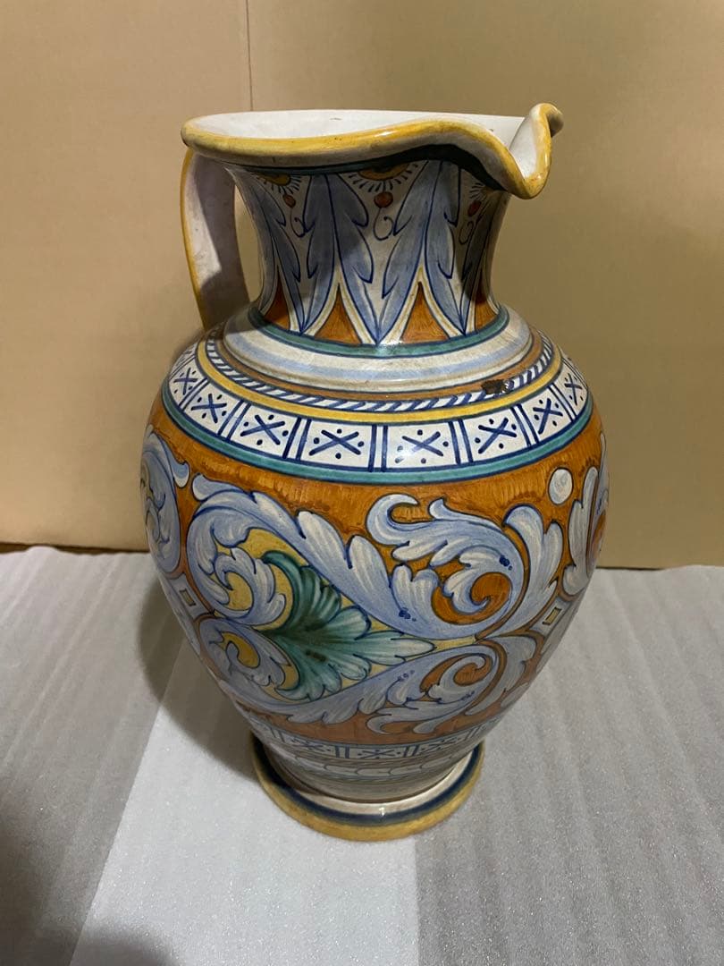 装飾的な花模様の陶器花瓶 高さ約38cm デルータ　アンティーク