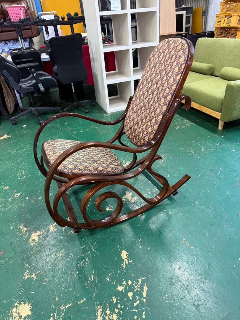 アンティーク調のロッキングチェア