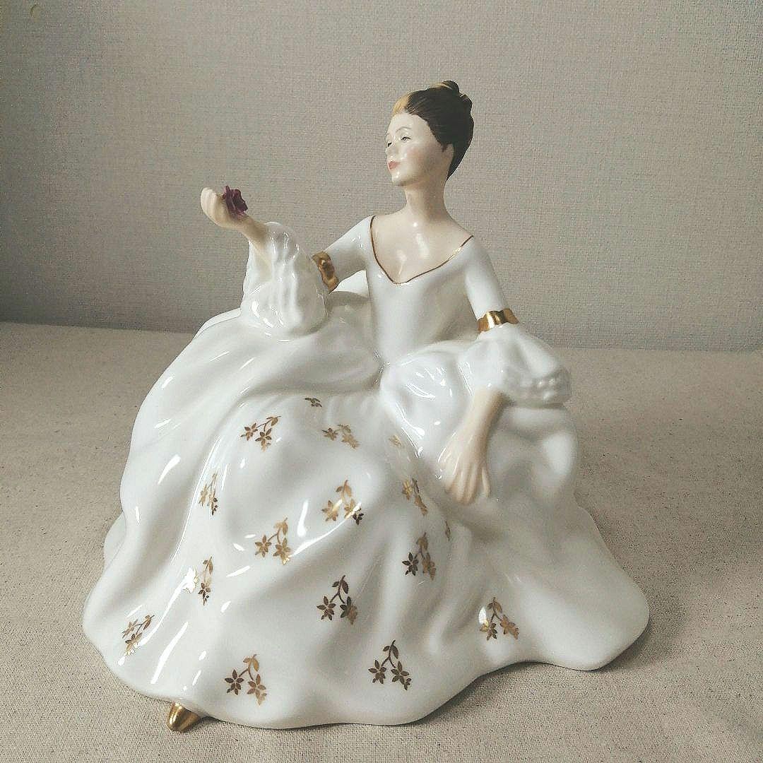 ロイヤルドルトン　フィギュリン　マイラブ　HN2339 陶器人形　フィギュア