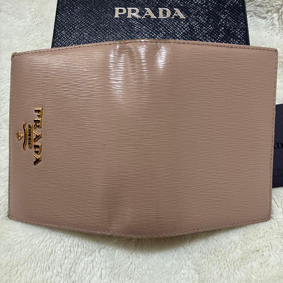 PRADA ベージュレザー二つ折り財布