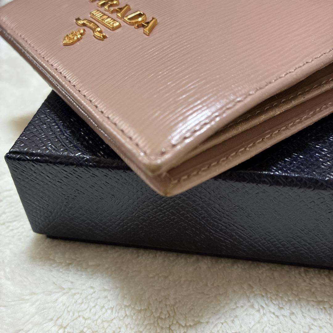 PRADA ベージュレザー二つ折り財布