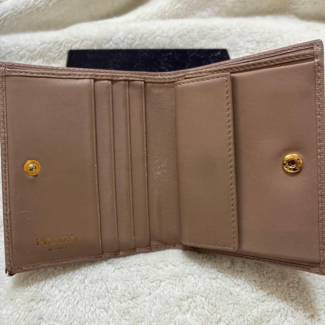 PRADA ベージュレザー二つ折り財布