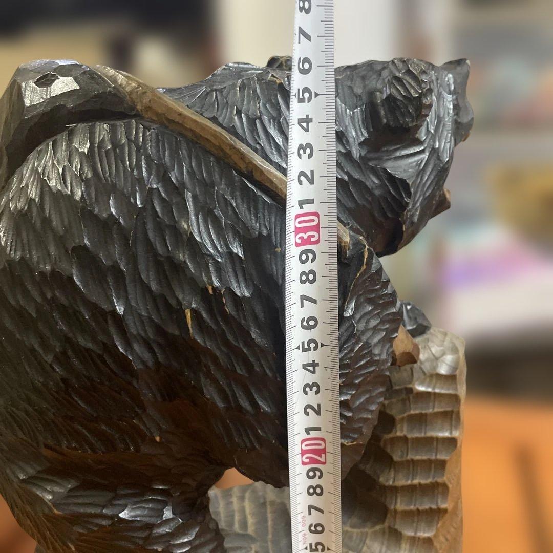 木製クマと魚の彫刻 約35cm 鮭を背負う熊　北海道木彫り熊