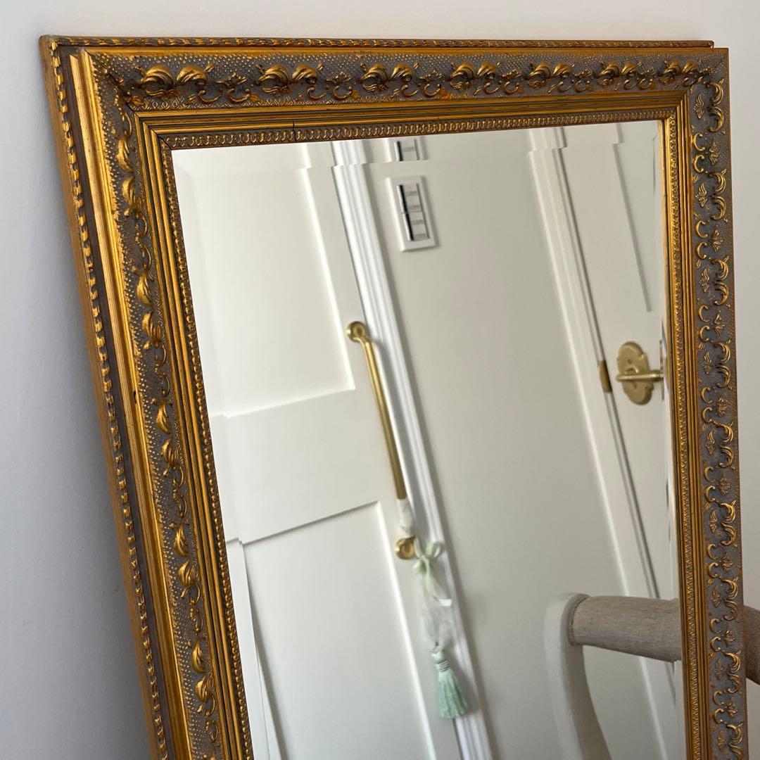 アンティーク仕上げの、エレガントなウォールミラー