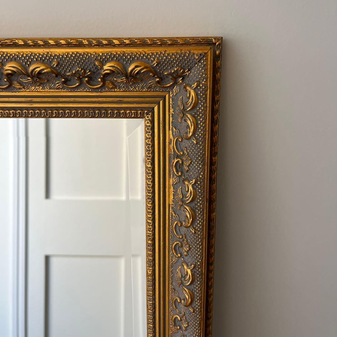 アンティーク仕上げの、エレガントなウォールミラー