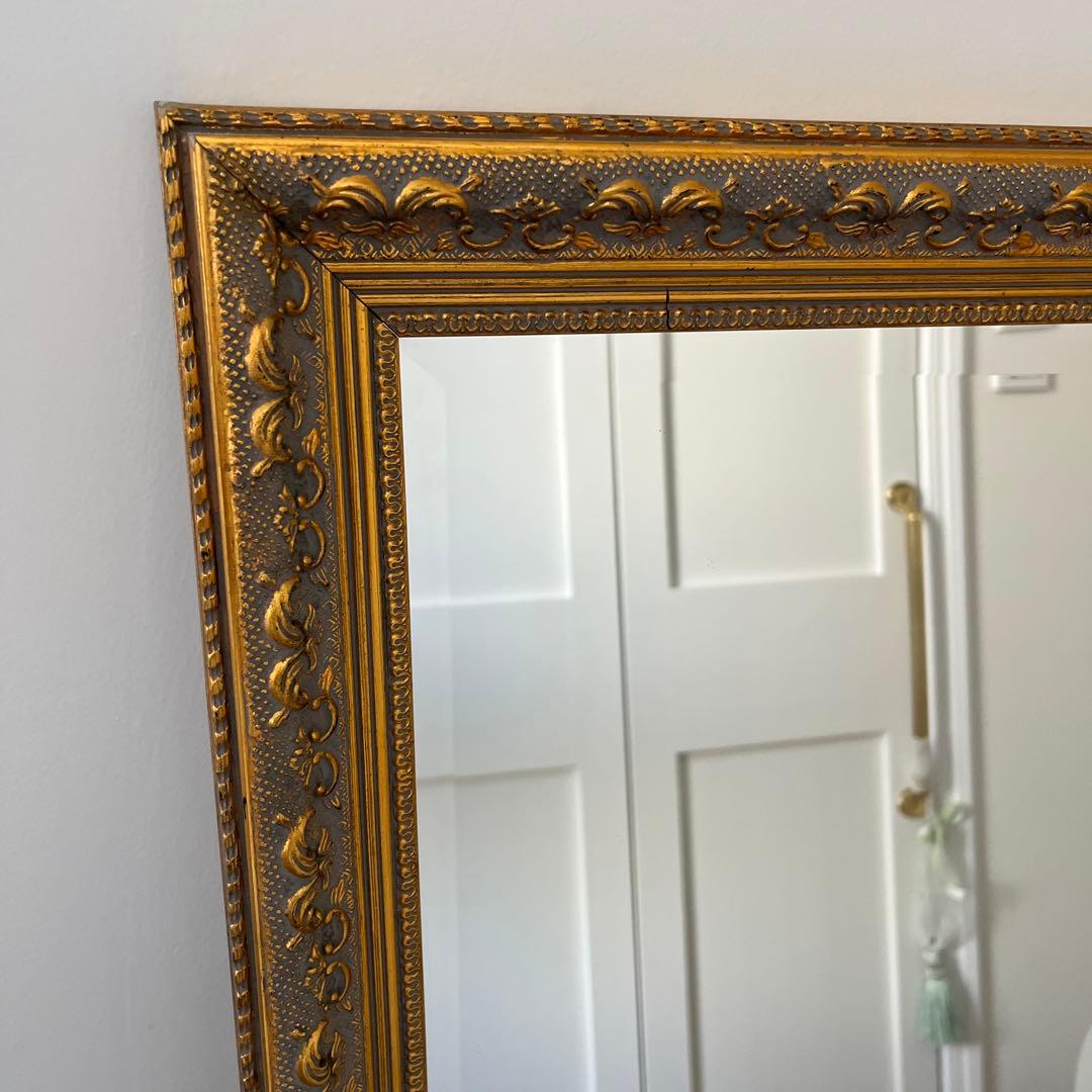 アンティーク仕上げの、エレガントなウォールミラー