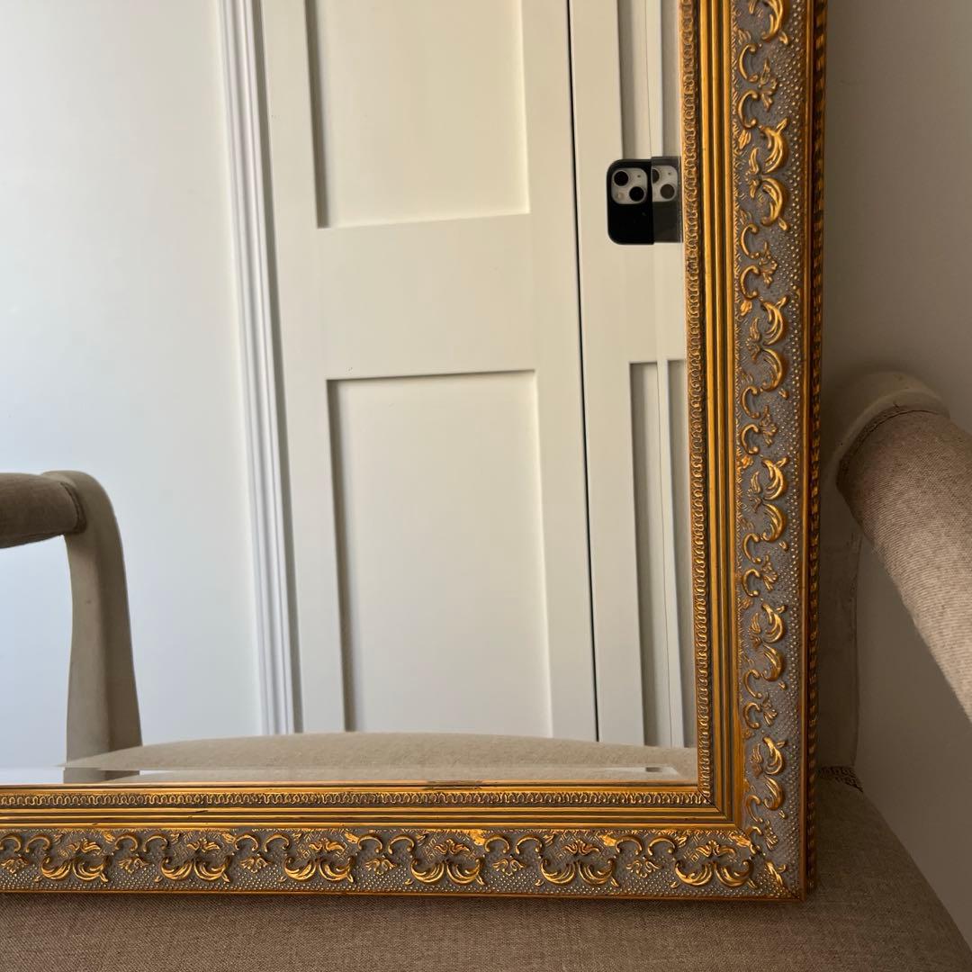 アンティーク仕上げの、エレガントなウォールミラー