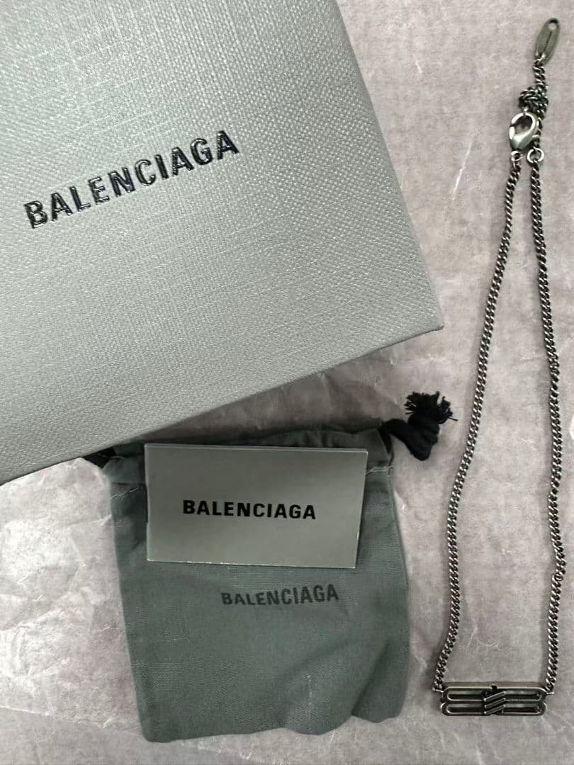 BALENCIAGA バッジ型ペンダント ネックレス 新品同様