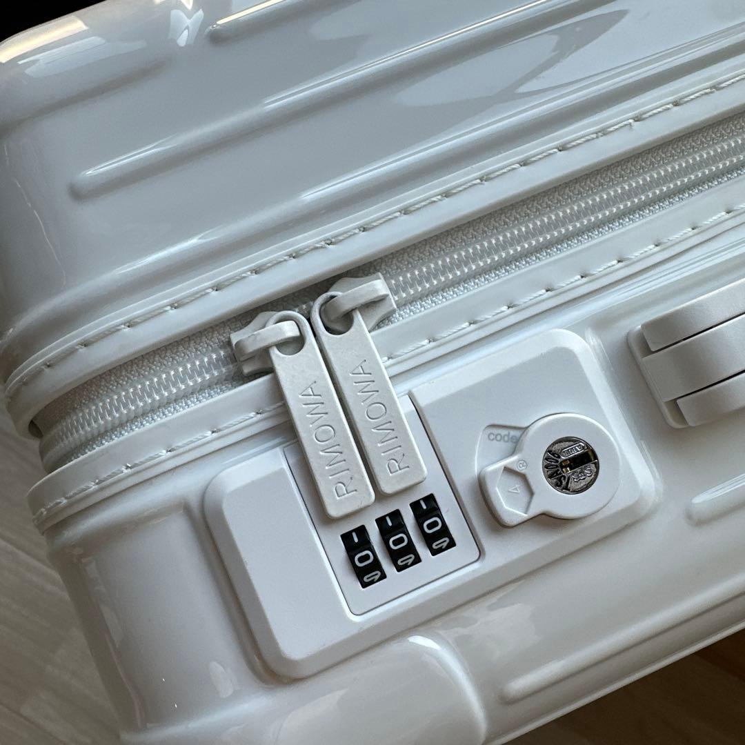 RIMOWA ESSENTIALキャビンS(ホワイト4輪)