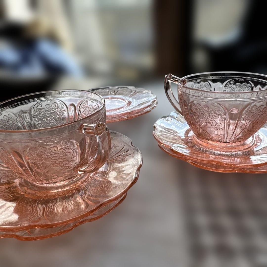 アメリカンデプレッショングラス、チェリーブロッサムカップ・ソーサー3客セット