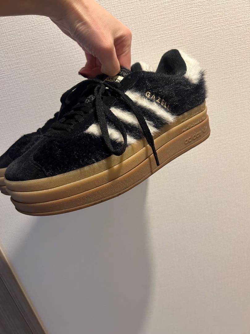hmn adidas Gazelle ファー スニーカー 黒/白