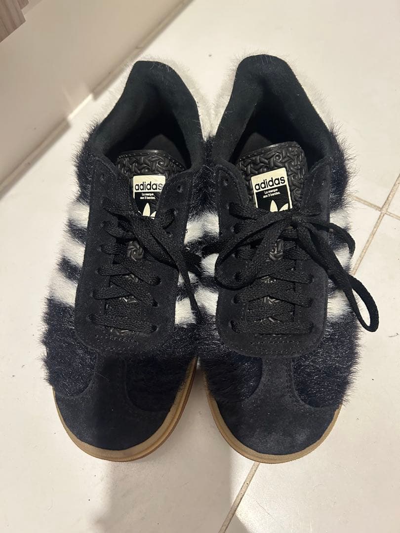 hmn adidas Gazelle ファー スニーカー 黒/白