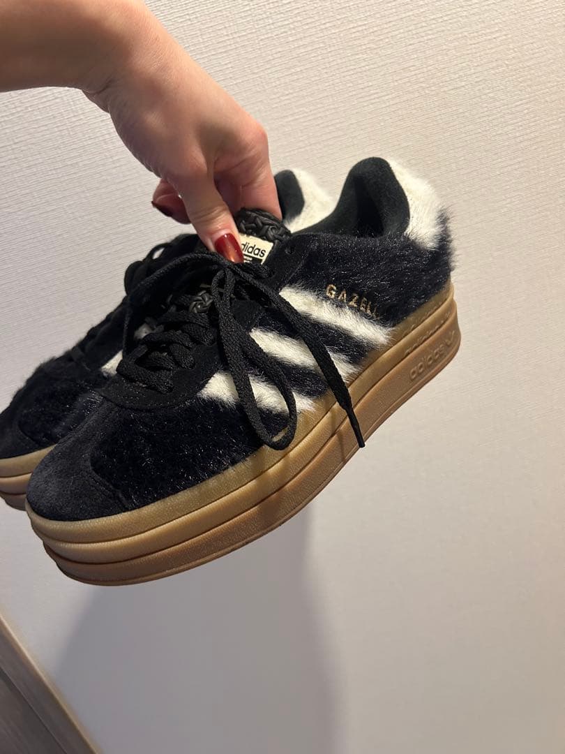 hmn adidas Gazelle ファー スニーカー 黒/白