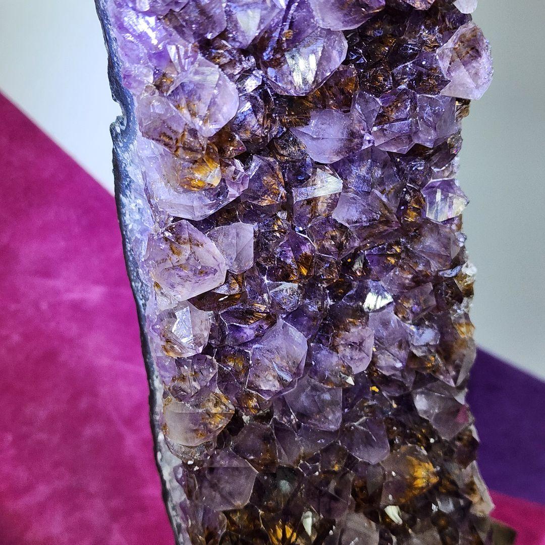 希少カコクセナイト入りアメジストクラスター 天然石置物 木製専用スタンド付き