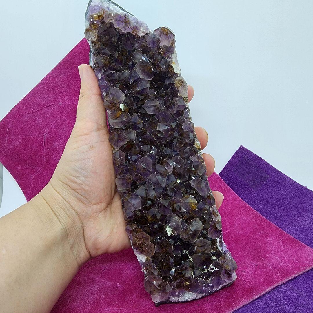 希少カコクセナイト入りアメジストクラスター 天然石置物 木製専用スタンド付き