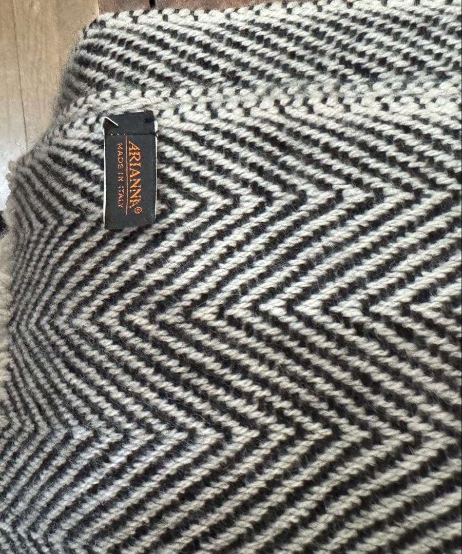 ARIANNA ヘリンボーンマフラー ブラックホワイト　ふわふわ素材