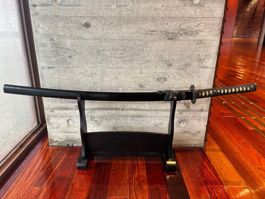 日本刀(模造刀)波紋あり 木製刀掛台付