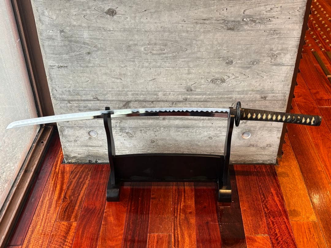 日本刀(模造刀)波紋あり 木製刀掛台付