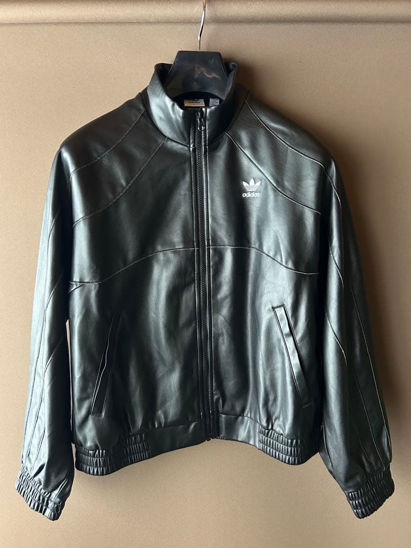 即完売　adidas originals フェイクレザージャケット