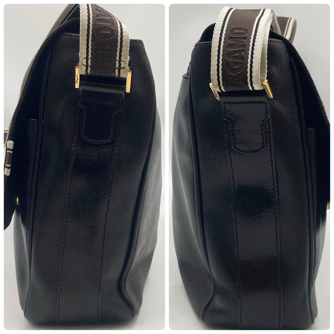 フェラガモ メッセンジャーバッグ レザー ダークブラウン ビジネス メンズ