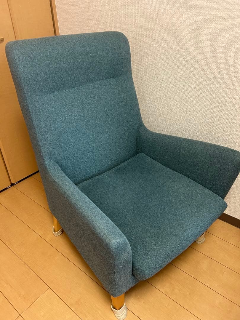 青いハイバックソファ