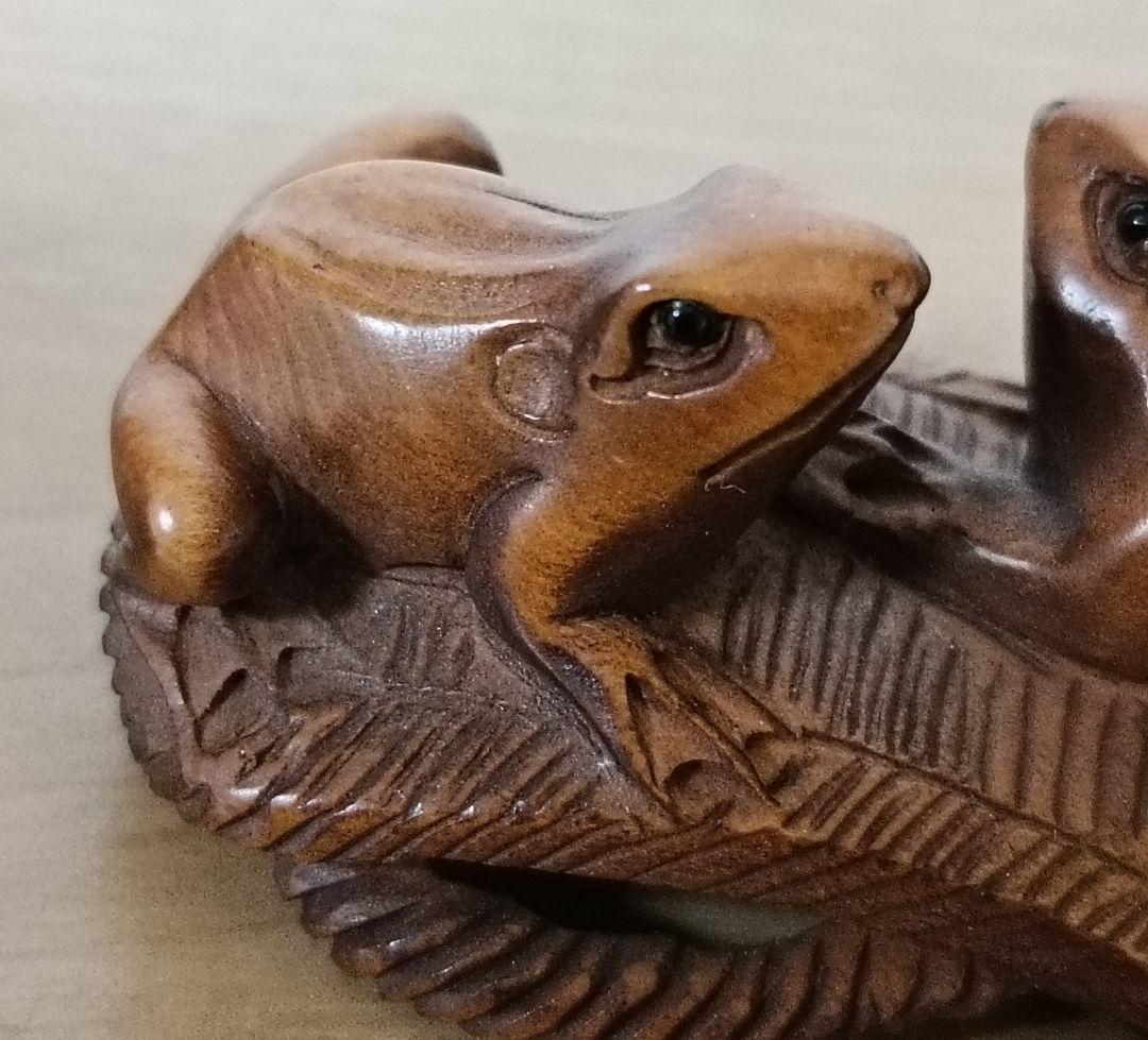 己山銘 木彫 草履に蛙一対根付　木箱付　根付　提物