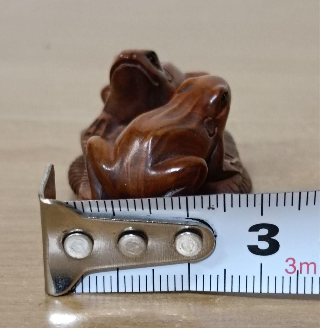 己山銘 木彫 草履に蛙一対根付　木箱付　根付　提物