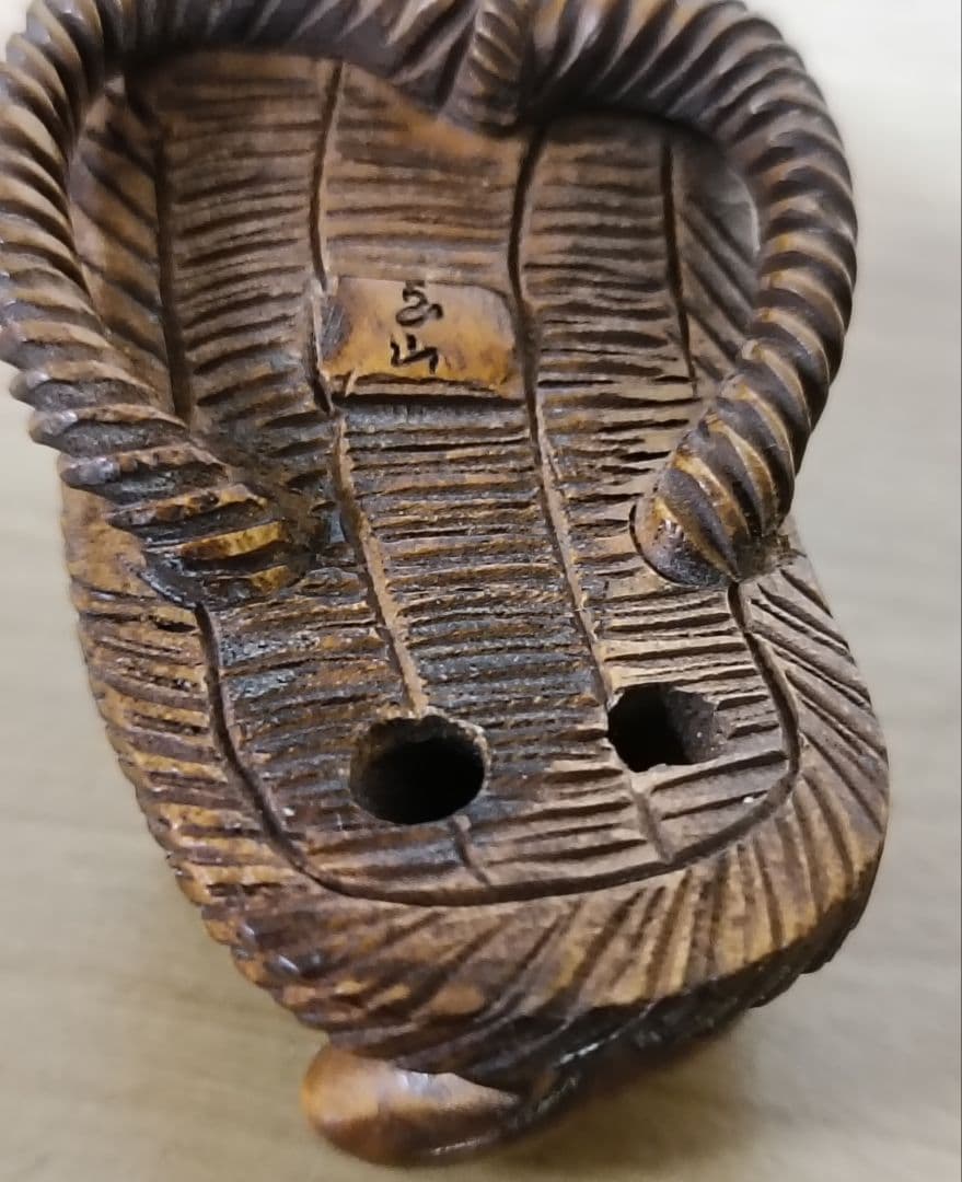 己山銘 木彫 草履に蛙一対根付　木箱付　根付　提物