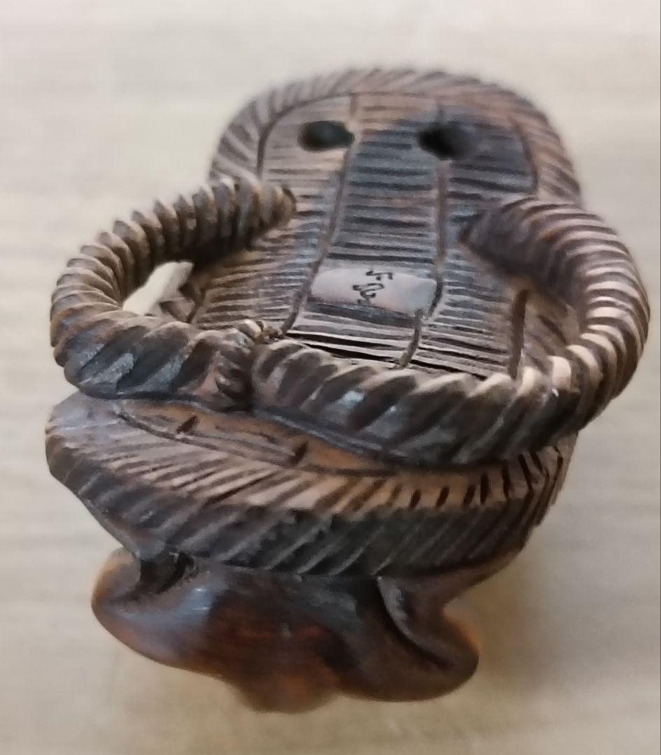 己山銘 木彫 草履に蛙一対根付　木箱付　根付　提物