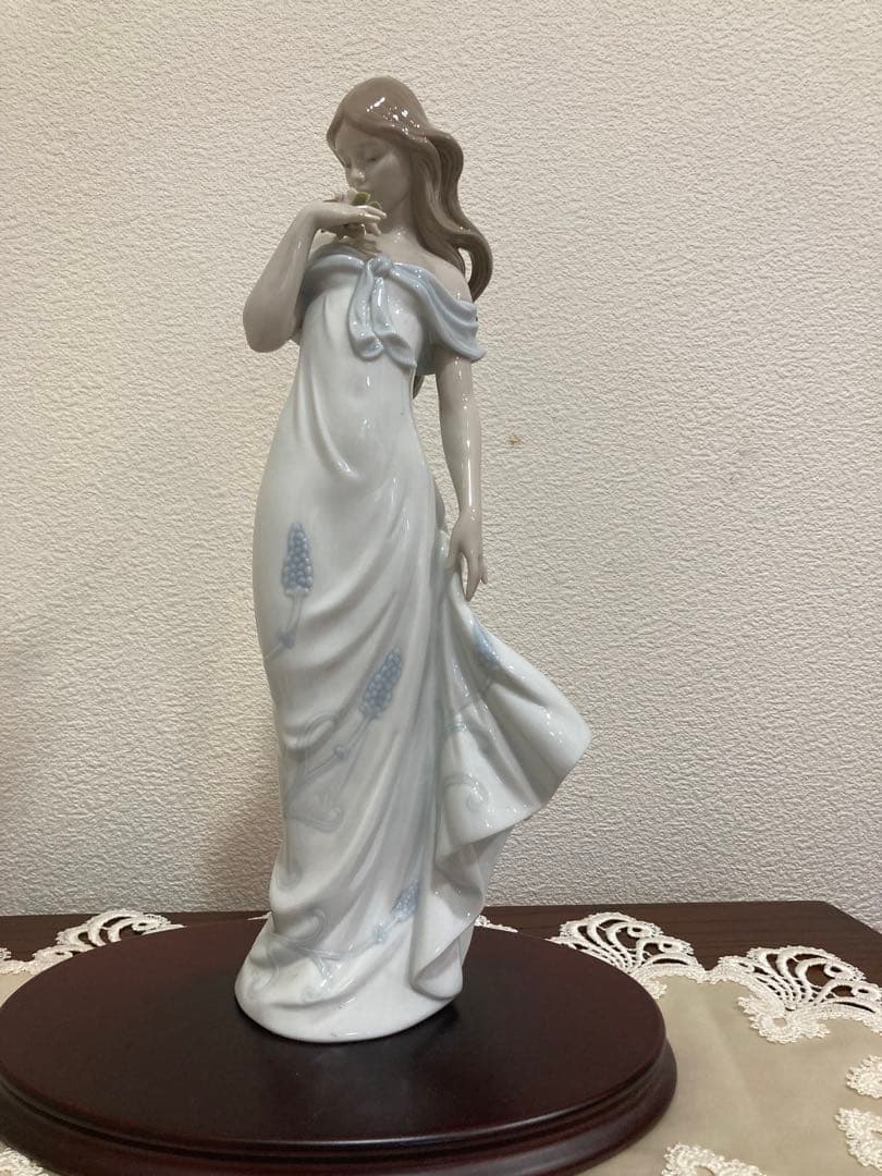 陶器製女性像 白と青のドレス