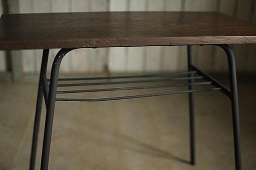 古い小ぶりな古い鉄脚と古材のテーブル　机　作業台　古家具　古道具