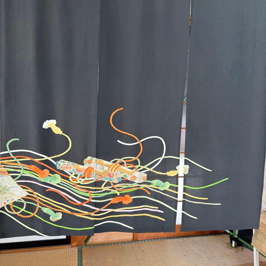 華やかな刺繍の黒いのれん、着物素材、ゴージャスな暖簾のれん！