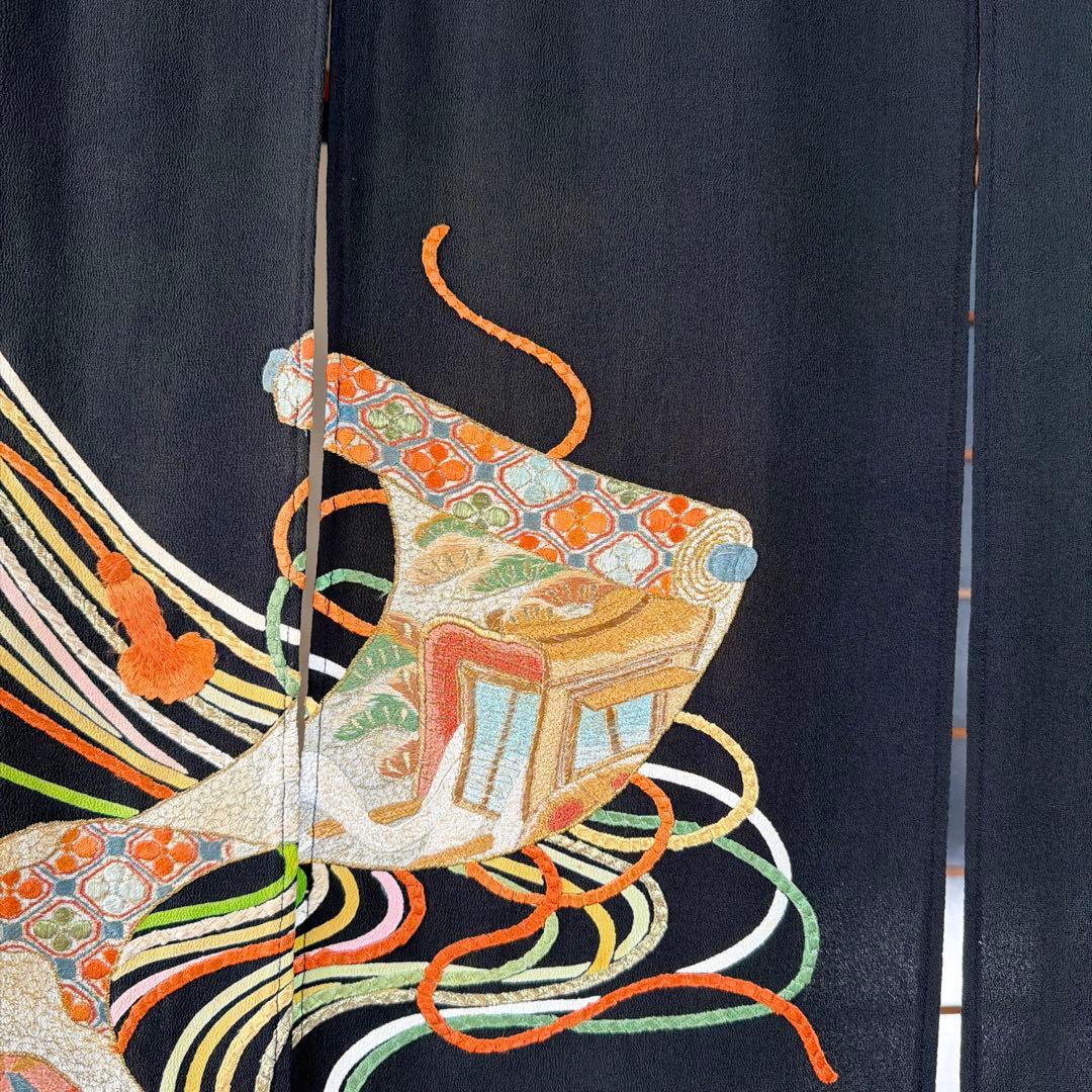 華やかな刺繍の黒いのれん、着物素材、ゴージャスな暖簾のれん！