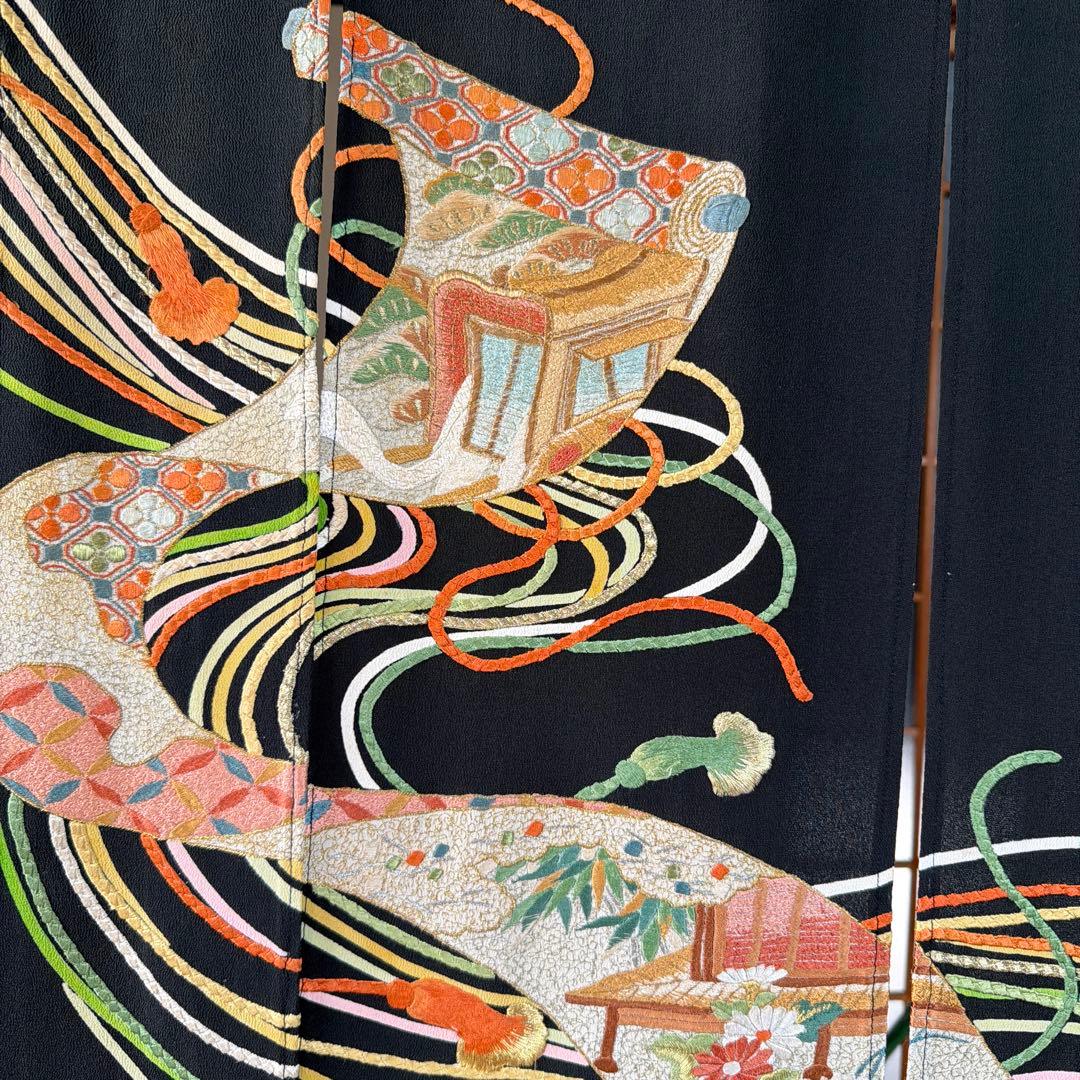 華やかな刺繍の黒いのれん、着物素材、ゴージャスな暖簾のれん！