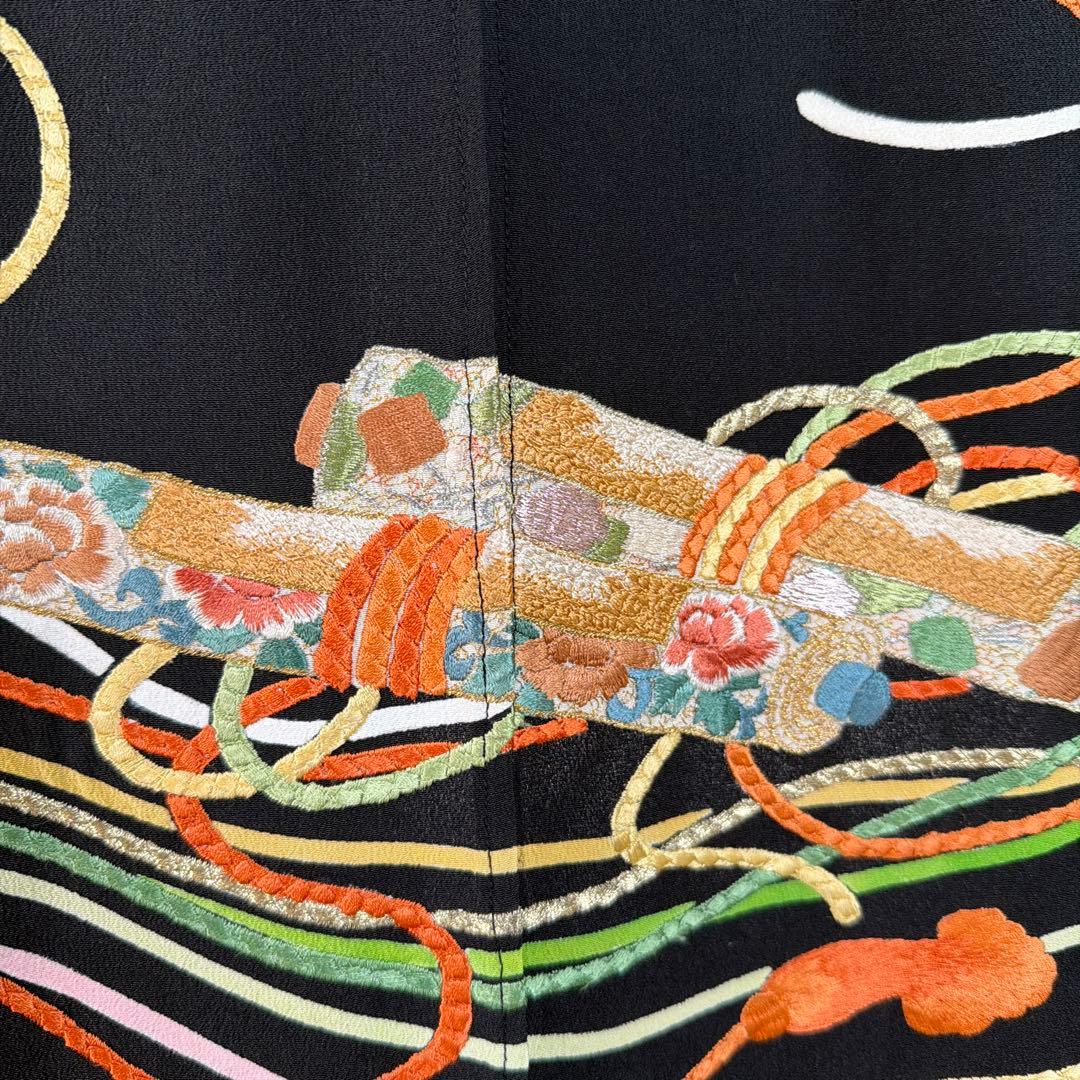 華やかな刺繍の黒いのれん、着物素材、ゴージャスな暖簾のれん！