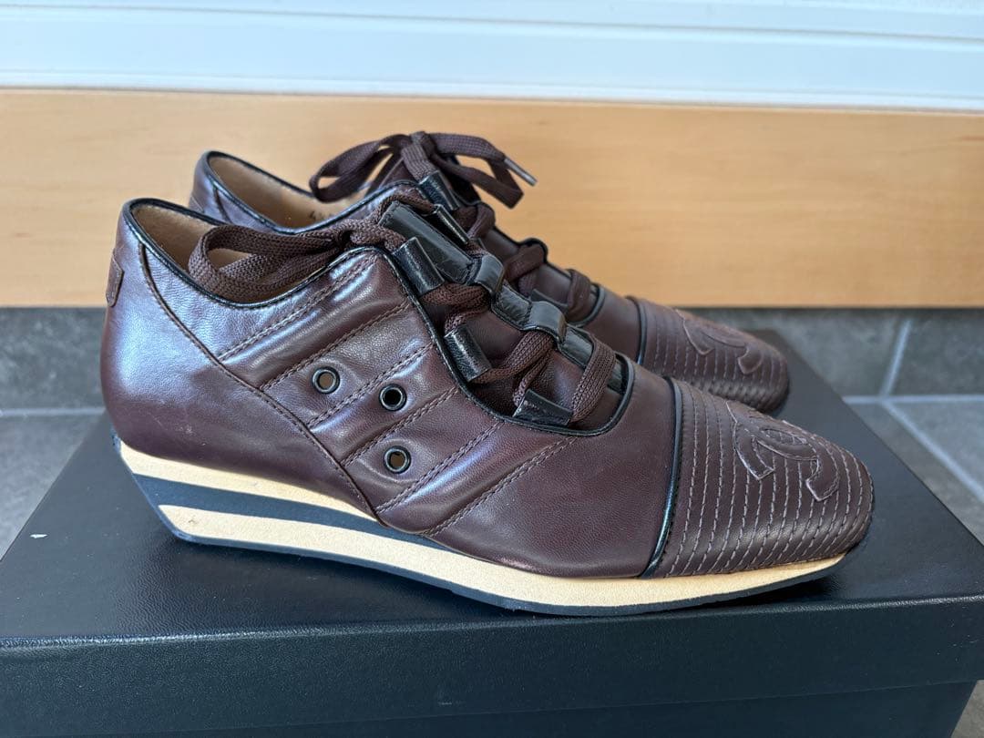 新品未使用　CHANEL ブラウンレザー スニーカー　35 箱あり