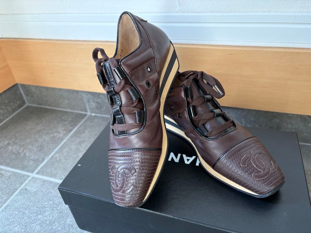 新品未使用　CHANEL ブラウンレザー スニーカー　35 箱あり