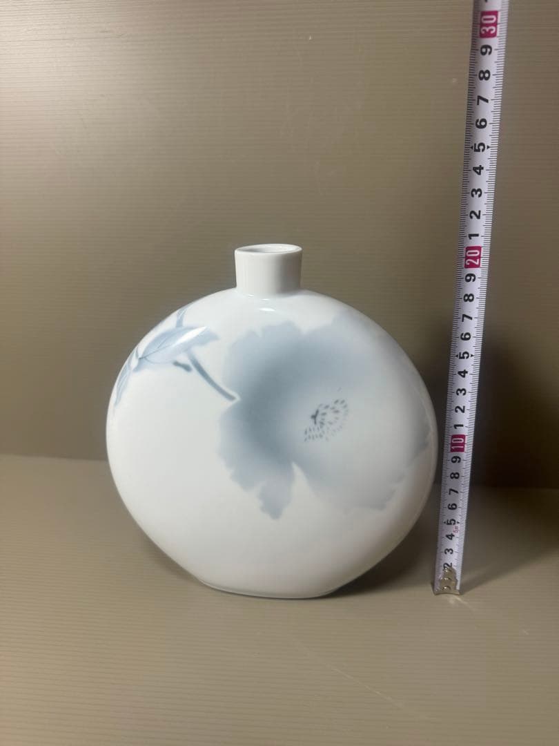 2117 深川製磁　淡釉光彩　薄墨白牡丹　花瓶