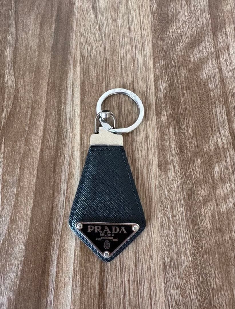 PRADA サフィアーノレザー キーホルダー 黒